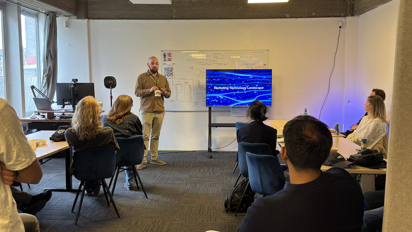 marketing-engineers-agency-at-night-presentation-1.jpg